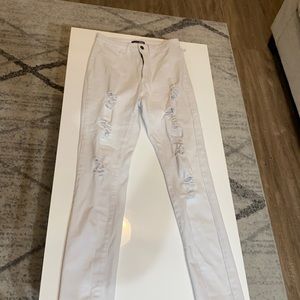 Super cute and comfy white skinny jeans with rips